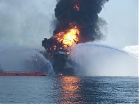 World & Travel: Deepwater Horizon in flames