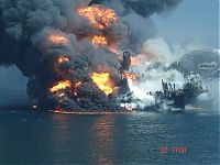 World & Travel: Deepwater Horizon in flames