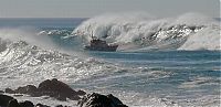 World & Travel: Coast Guard on the giant waves