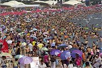 World & Travel: Overcrowded beach, China