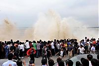World & Travel: World's largest tidal bore, Qiantang River, China