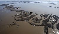 World & Travel: 2011 Red River Flood, North Dakota, Minnesota, United States