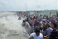 World & Travel: World's larges tidal bore, 9 metres (30 ft) high, Qiantang River, China