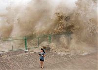 World & Travel: World's larges tidal bore, 9 metres (30 ft) high, Qiantang River, China