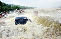 World & Travel: World's larges tidal bore, 9 metres (30 ft) high, Qiantang River, China