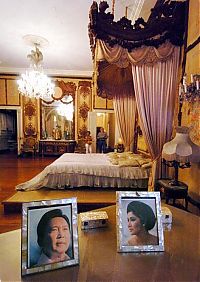 World & Travel: Rebels inside Muammar Muhammad al-Gaddafi villas, Libya