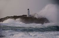 World & Travel: lighthouse in waves