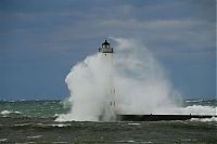 World & Travel: lighthouse in waves