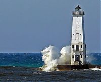 World & Travel: lighthouse in waves