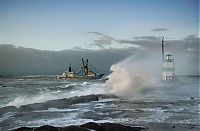 World & Travel: lighthouse in waves