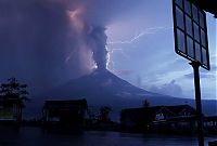 World & Travel: dirty thunderstorm, volcanic lightning weather phenomenon