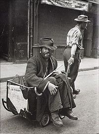 World & Travel: History: Paris in 1940-50s, France by Robert Doisneau