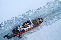 World & Travel: The Great Lakes frozen, Canada–United States border, North America