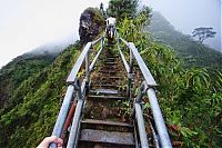 World & Travel: Stairway to Heaven, Haʻikū Stairs, Oʻahu, Hawaiian Islands, United States